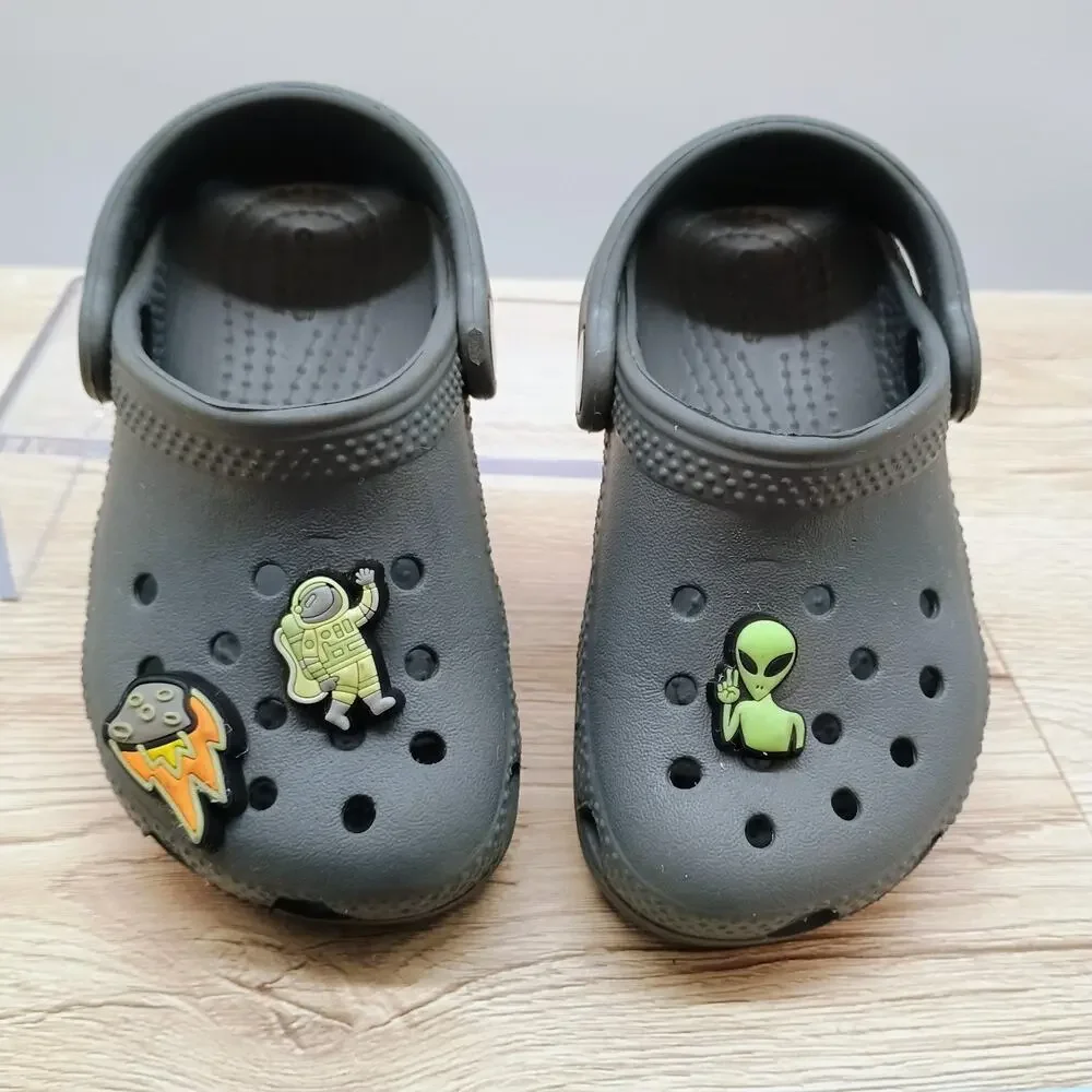 Crocs Unisex Kids 7 Classic Clogs Space Alien Astronaut Dark Gray Sandals